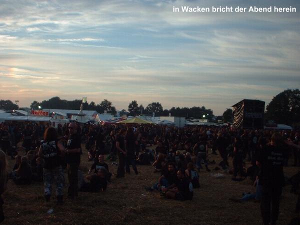 in Wacken bricht der Abend herein