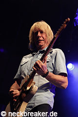 live 20141125 02 01 StatusQuo